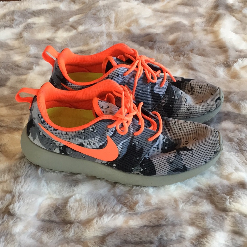 Gray camo Nike Roshe with neon coral accent